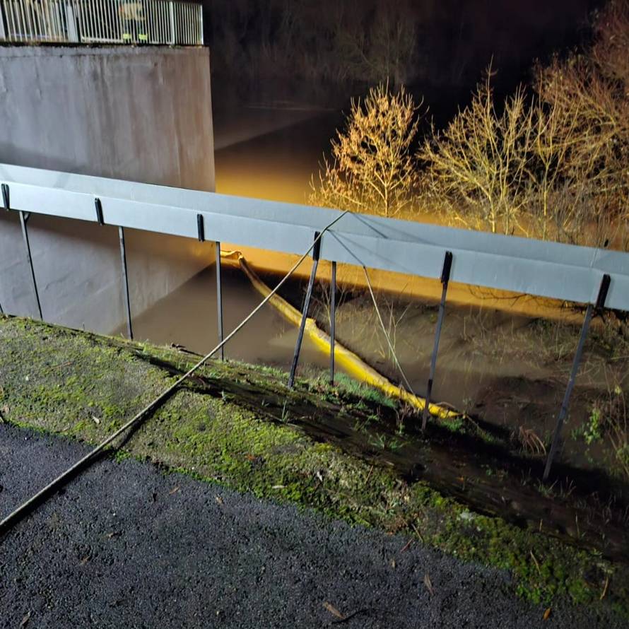 Na Kupi kraj Lekenika uočena naftna mrlja? Vatrogasci jure postaviti zaštitne brane...