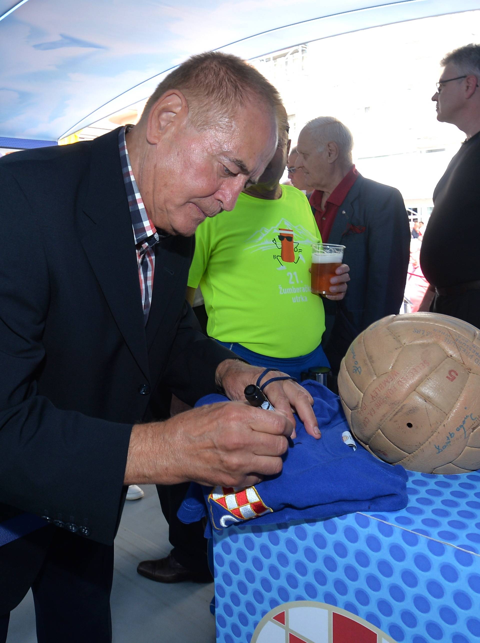 To su pravi šampioni! Trofej i lopta iz '67. izloženi na Trgu