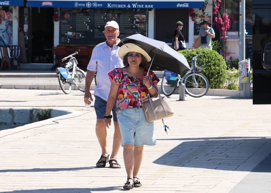 Turisti sa kruzera Viking sea razgledavaju Šibenik