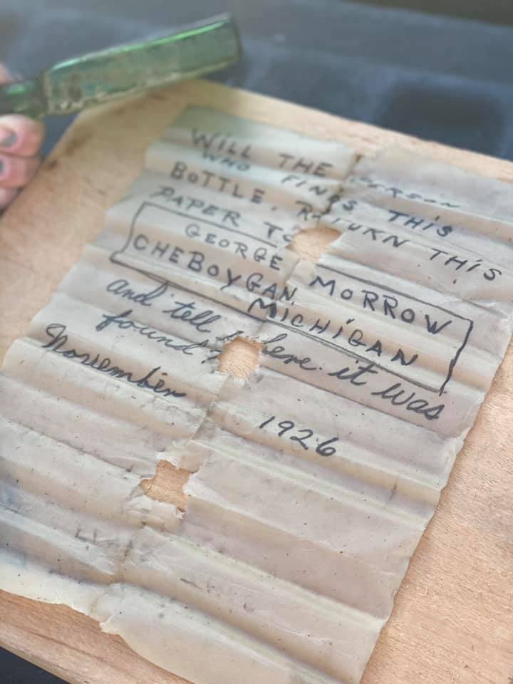 Našla poruku u boci staru čak 95 godina, a internet je odradio svoje: "To je pismo mog tate!"