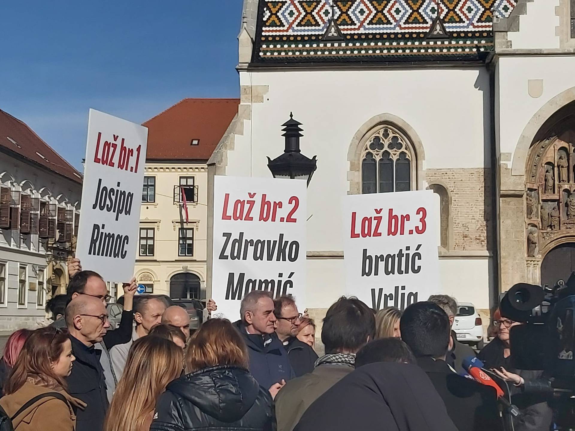 FOTO Turudić je stigao u Banske dvore, iz Možemo! prosvjeduju: 'Stajat ćemo tu cijeli dan i noć!'