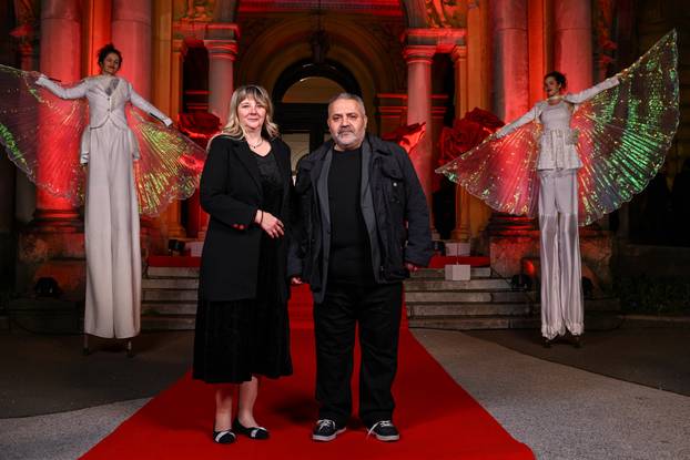 Zagreb: Dolazak uzvanika na dodjelu medijske nagrade "Večernjakova ruža" u Hrvatskom narodnom kazalištu