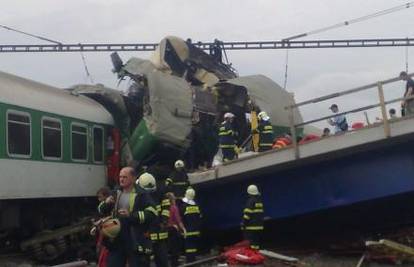 Vlak udario u srušeni most u Češkoj, poginulo 10 ljudi