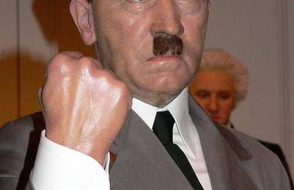 Otkinuo glavu Hitleru u muzeju Madame Tissaud
