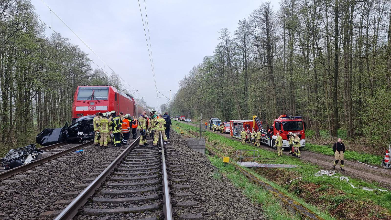 Train hits car - three dead