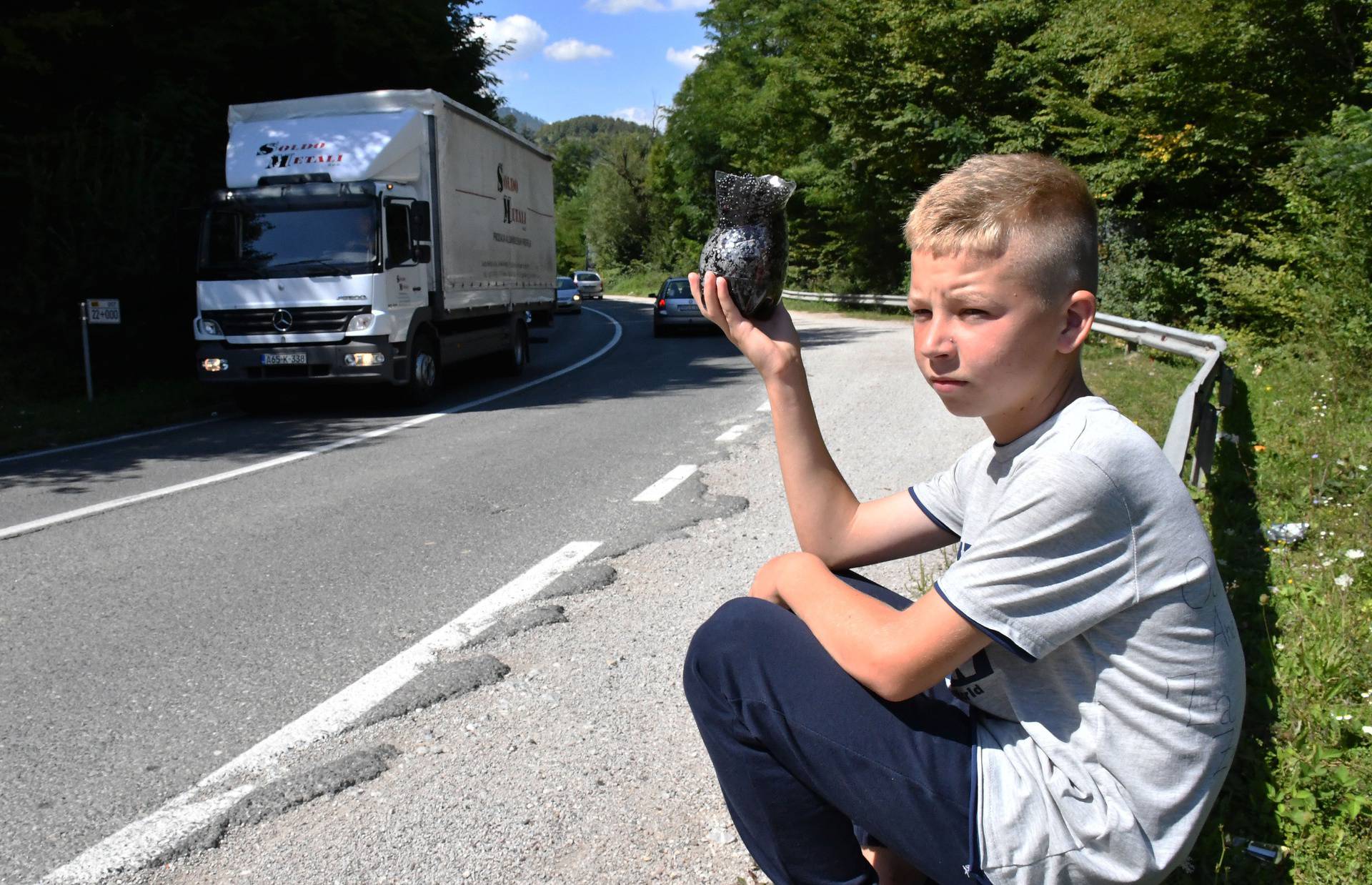 Priča o Zuhdiji (13) s kupinama pokrenula je val dobrote, stiže mu uskoro i laptop: 'Hvala vam'