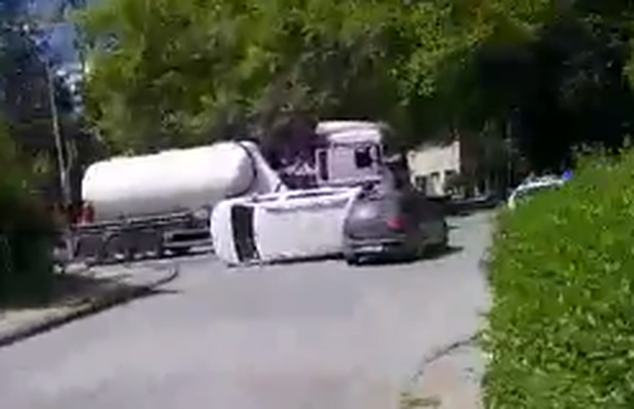 VIDEO Sudar dva automobila i kamiona u Sisku kod željezare