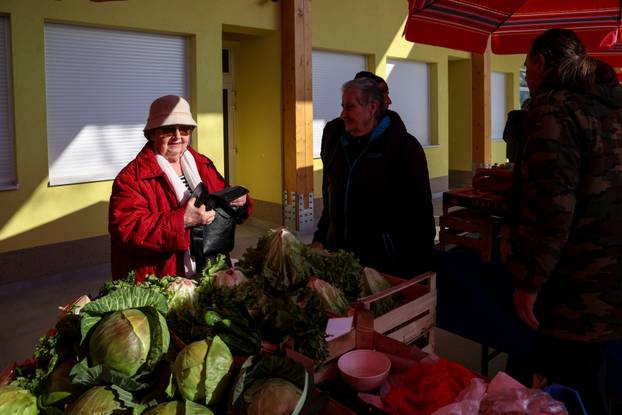 Zagreb: Gradonačelnik Tomislav Tomašević i Luka Korlaet otvorili rekonstruiranu i dograđenu tržnicu Vrapče