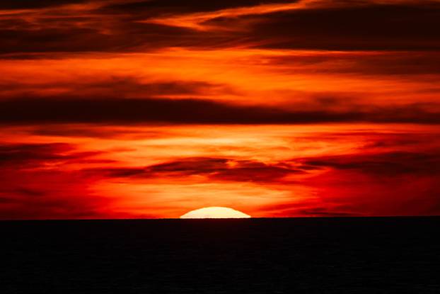 Vela Luka: Zalazak sunca promatran sa trajekta Oliver