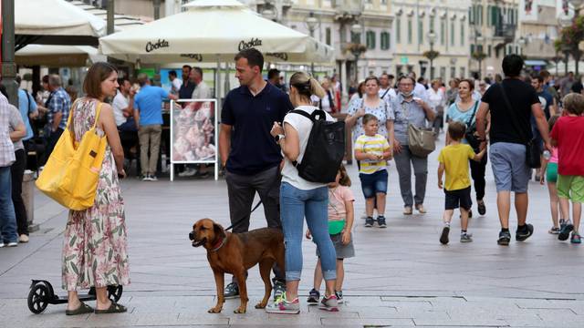 Rijeka: Brojni građani u poslijepodnevnoj šetnji Korzom