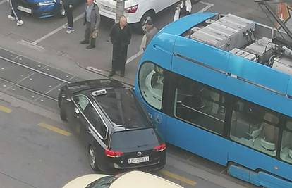 FOTO Sudarili se tramvaj i auto na Maksimiru: 'Vozači se sami dogovorili dok je stigla policija'