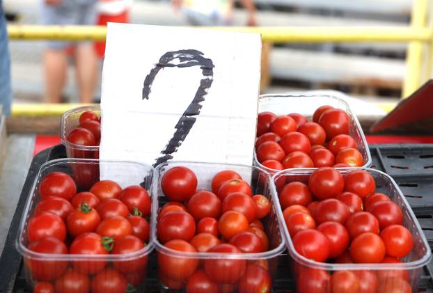 Šibenik: Ponuda vo?a i povr?a na šibenskoj tržnici