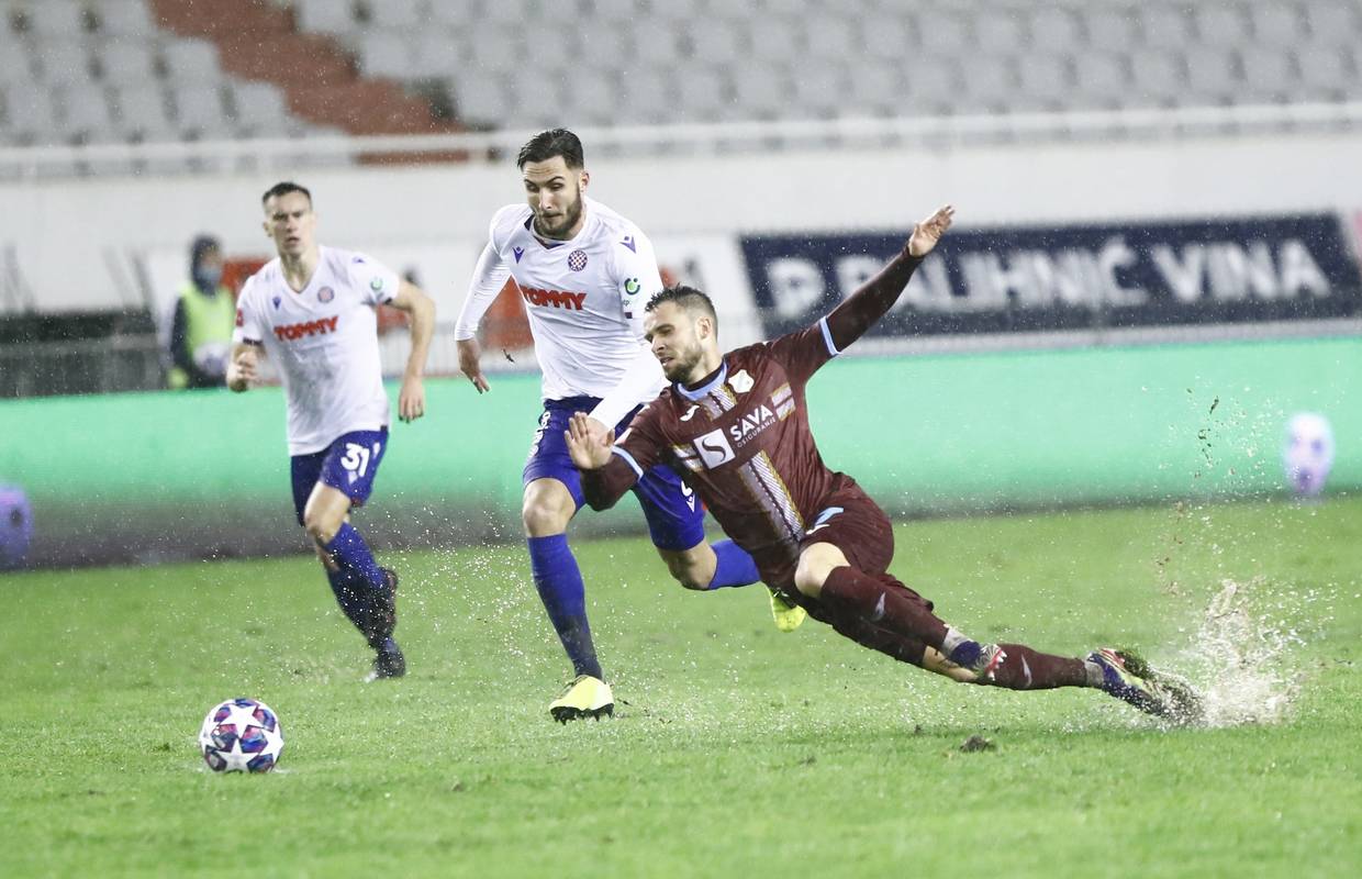 Umjesto da darivaju Primorca za 66. rođendan, igrači Hajduka darivali su goste iz Rijeke...