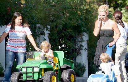Britney  osim svoje djece, čuvala i sina Gwen Stefani