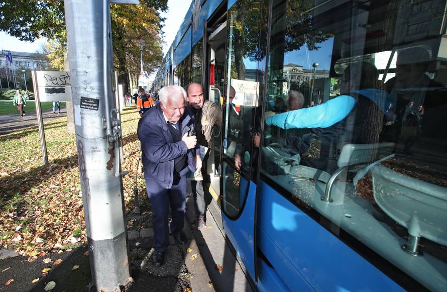 Pomagali: Pokvario se tramvaj u Zagrebu, gurali ga građani