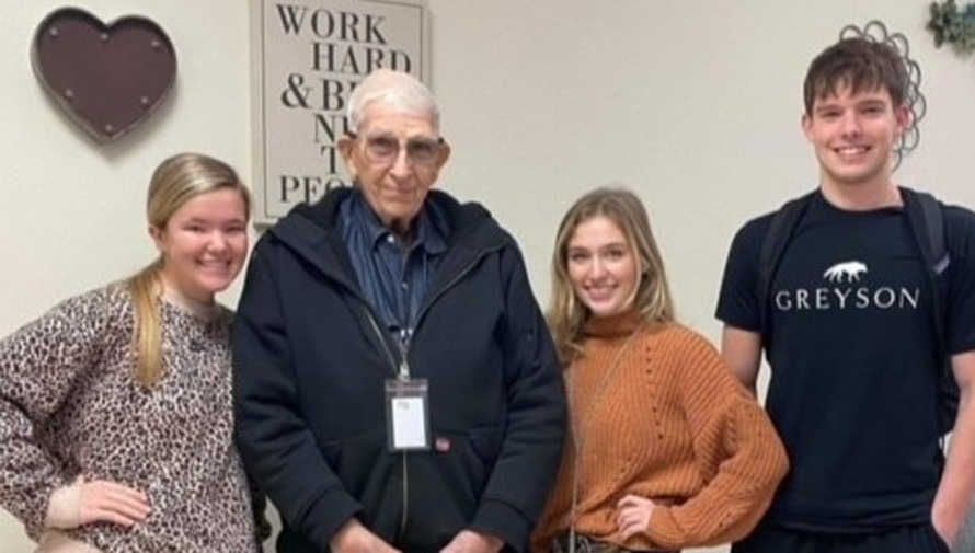 Učenici srednje škole prikupili 255.000 eura da bi se njihov domar (80) mogao umiroviti