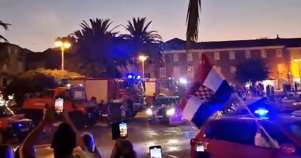 Supetarski vatrogasac Stjepan oženio svoju Lauru, kolege mu priredile spektakl sa šmrkovima Supetarski vatrogasac Stjepan oženio svoju Lauru, kolege mu priredile spektakl sa šmrkovima