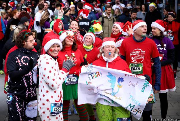 Zagreb: Kostimirani natjecatelji spremni za start utrke Zagreb Advent Run