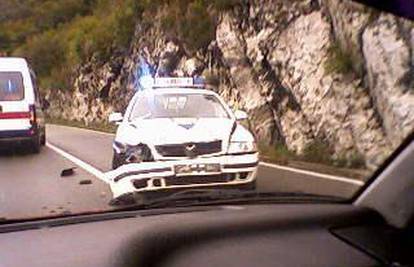 Policajac slupao službeni auto, pa regulirao promet 