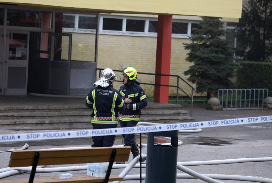 VIDEO Osnovna škola u Zagrebu gorjela više od dva sata, jedan vatrogasac je lakše ozlijeđen