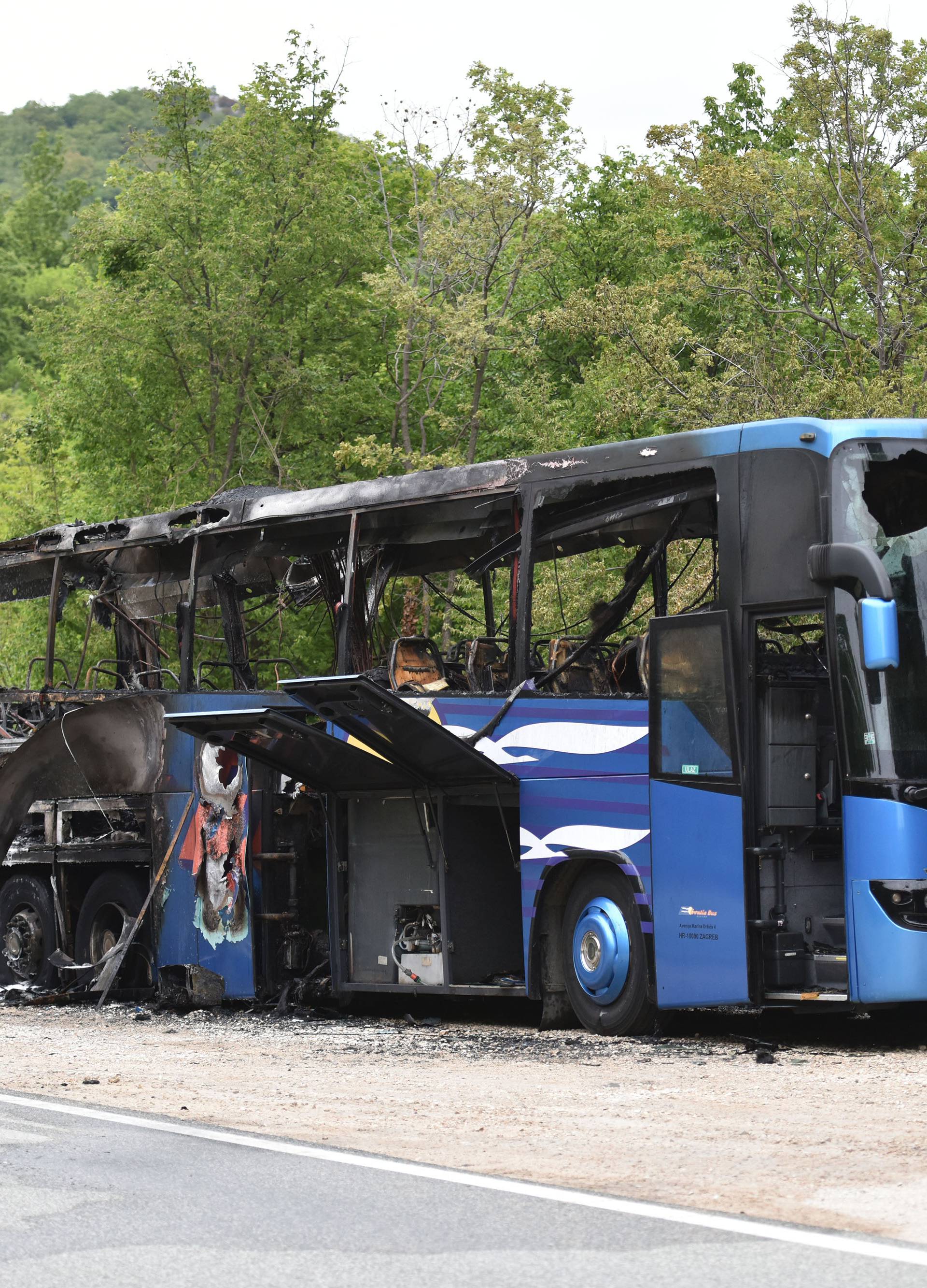 Buktinja na cesti kod Plomina: Bus izgorio, putnici evakuirani