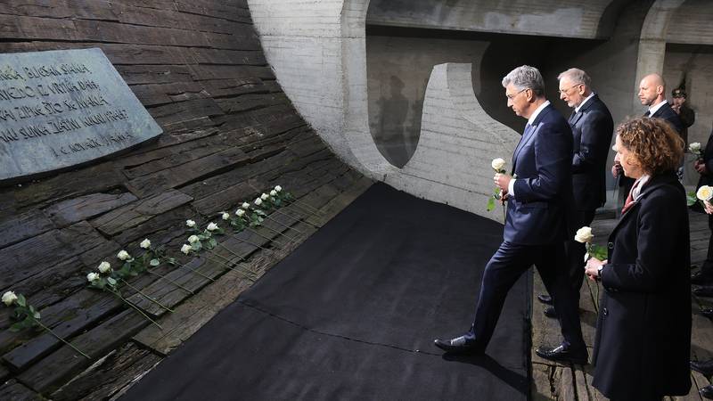 Čelnci Vlade i Sabora poklonili su se žrtvama: 'Relativizaciju NDH tolerira državni vrh...'