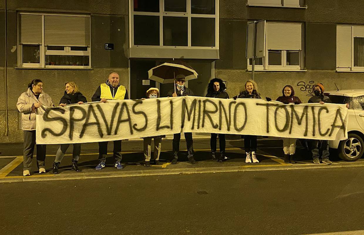 Roditelji prosvjeduju kod stana Tomaševića: 'Spavaš li mirno, Tomica?' Stigla je i policija