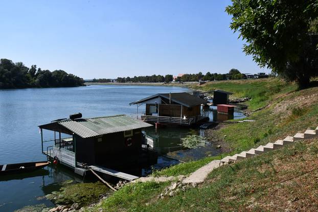 Slavonski Brod: Splavarska ulica jedinstvena je u Hrvatskoj, uz Savu se niže stotinjak splavova