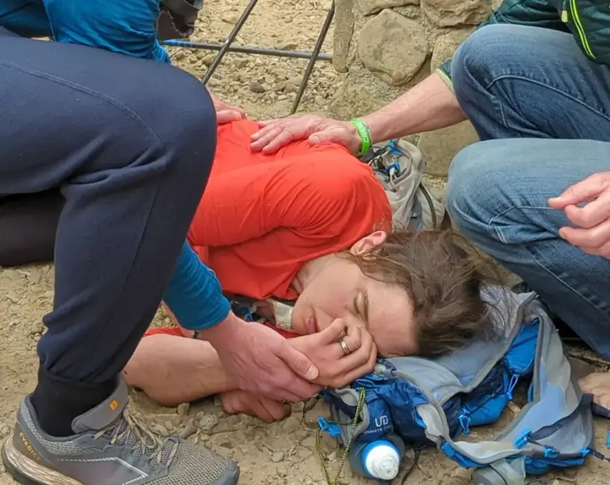 Prva žena završila sadistički maraton! Morali jesti sirovo meso, ljudi povraćaju i ruše se