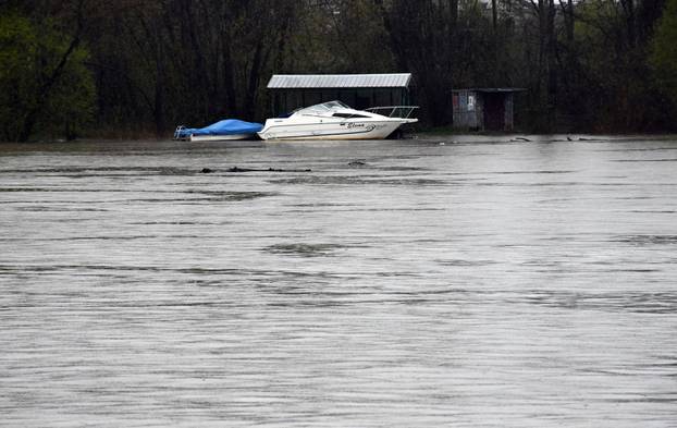 Slavonski Brod: Zbog obilnih kiša naglo raste vodostaj Save