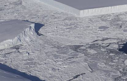 Savršeno "odrezani" ledenjak pluta na Antarktici: Evo što je