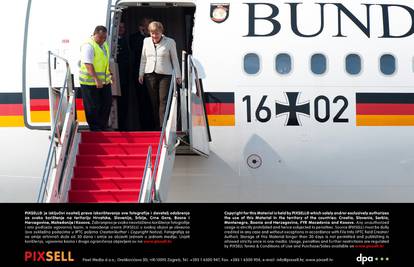 Ušao u avion Angele Merkel, samo u gaćama plesao na krilu