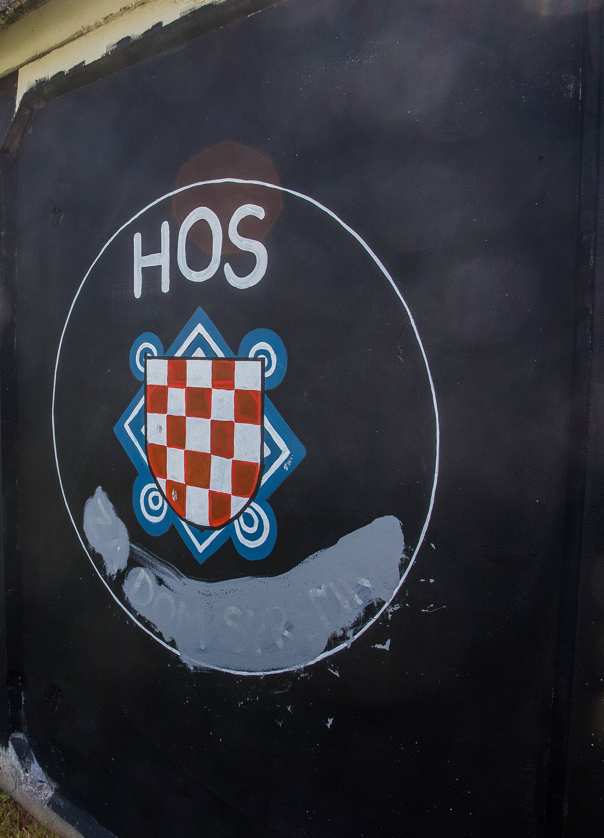 U Vukovaru izbrisan 'Za dom spremni' ispod grafita HOS-a