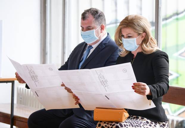 Zagreb: Kolinda Grabar-Kitarović sa suprugom Jakovom izašla na biralište