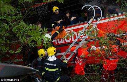 Mostar: Autobus s 50 učenika sletio u provaliju, nema mrtvih