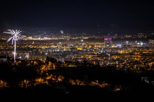 Vatromet u novogodišnjoj noći iznad Zagreba