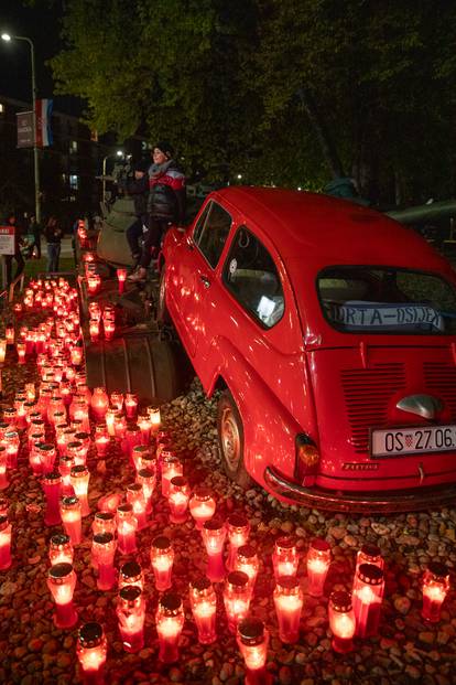 FOTOGALERIJA Kod crvenog fiće koji gazi tenk građani zapalili svijeće u sjećanje na Vukovar