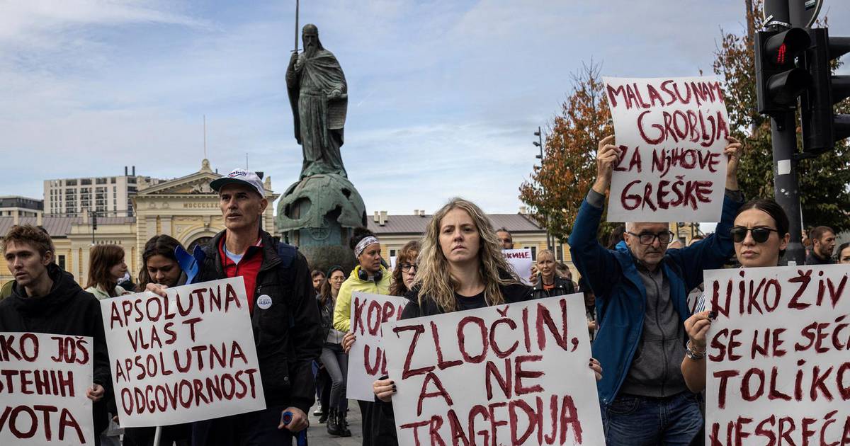 People in Serbia on the streets after a terrible tragedy: Murderers! Your hands are bloody. We want resignations!