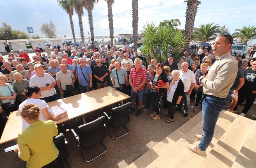 FOTO Građani Vira dobili po 1200 eura. Načelnik stigao u masu i dijelio im rješenja