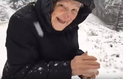 Kakva radost: Ima 101 godinu, a snijegu se veseli kao dijete