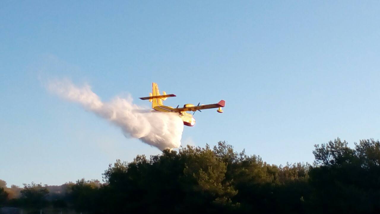 Kod Šibenika spasili kuće, gori kod Šestanovca, na Marjanu...