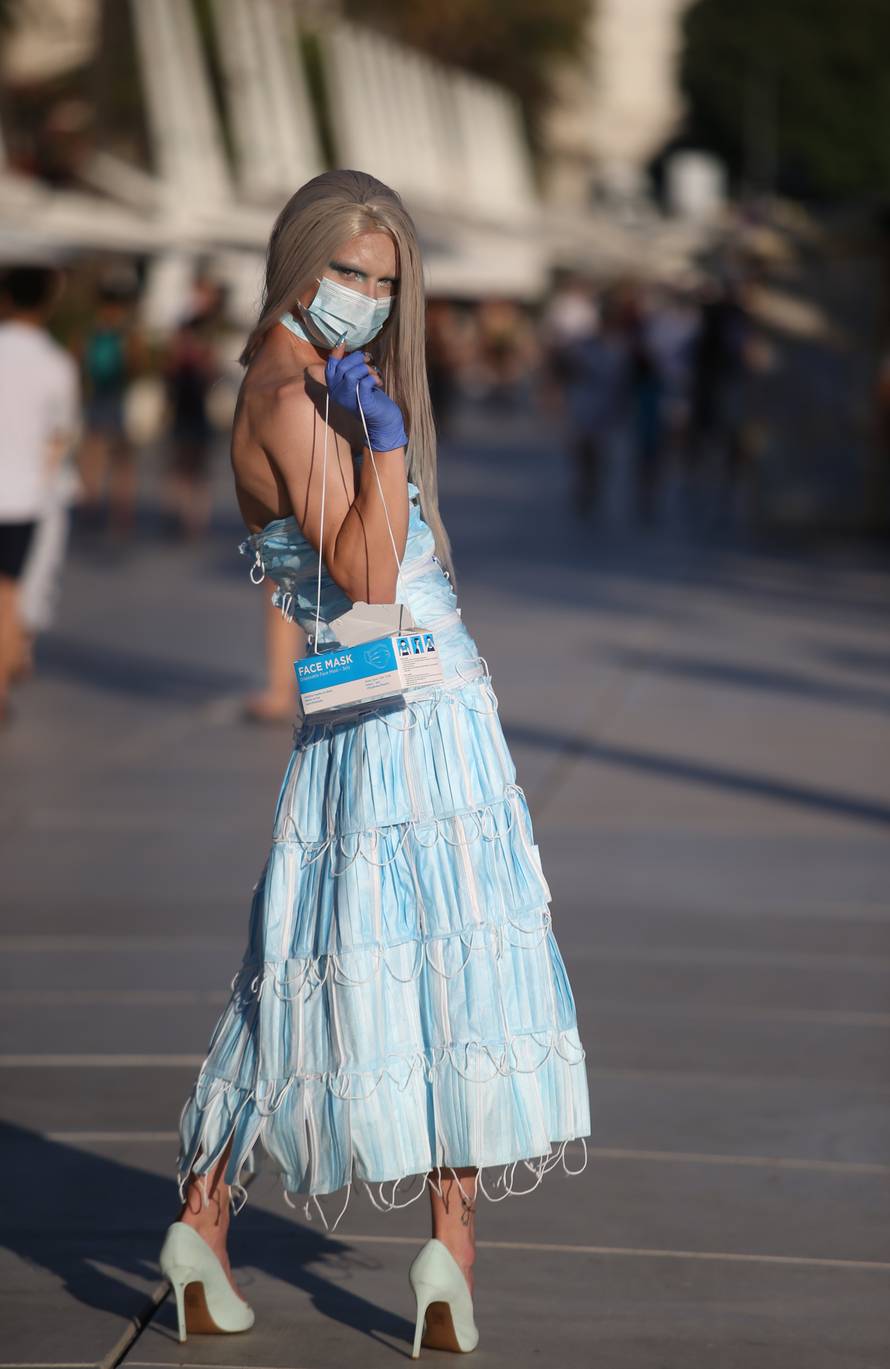 Dino je u haljini od 200 maski za lice prošetao Splitom