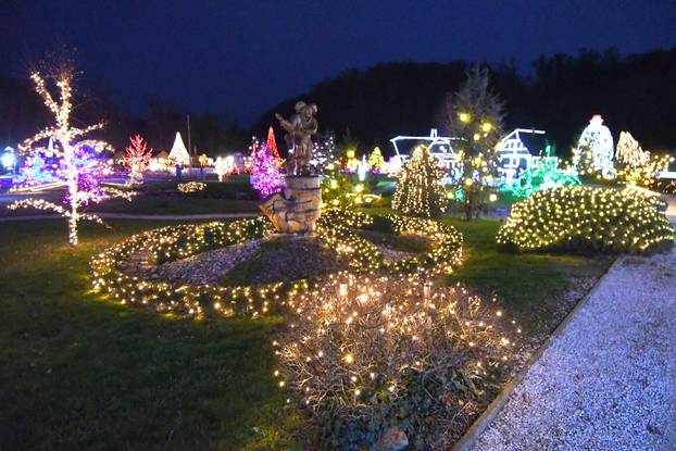 Magično Božićno blagdansko imanje obitelji Salaj zabljesnulo je u punom sajaju