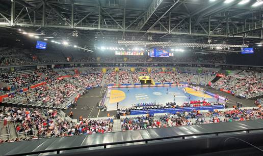 FOTO Arena Zagreb poluprazna na utakmici Hrvatske! Šola: Više smo šminkeri nego navijači