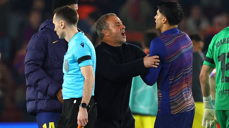 Igrači Barcelone jurnuli na suce, Flick ih vukao natrag pa 'eksplodirao' pred kamerama