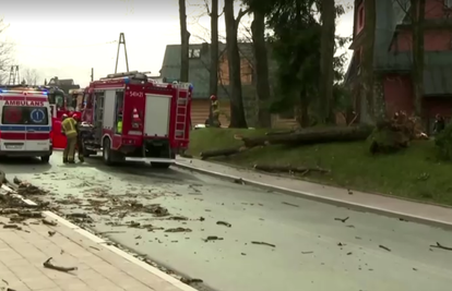 VIDEO Snažna oluja pogodila je Poljsku: Pet ljudi je umrlo, jak vjetar čupao je stabla iz zemlje