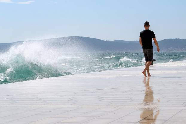 Zadar: Veliki valovi na rivi oduševili turiste 