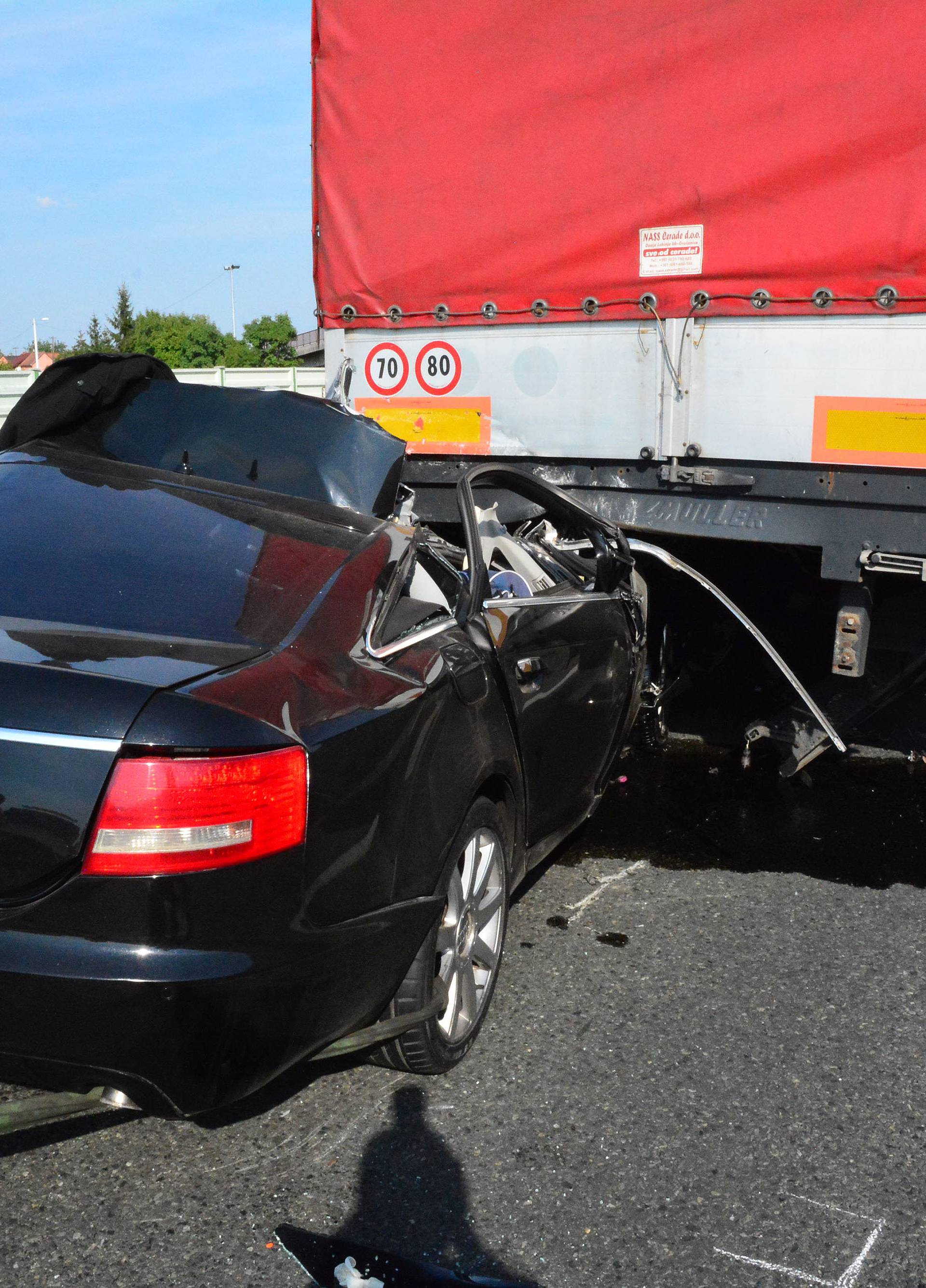 Autom se zabio u kamion na autocesti i na mjestu poginuo