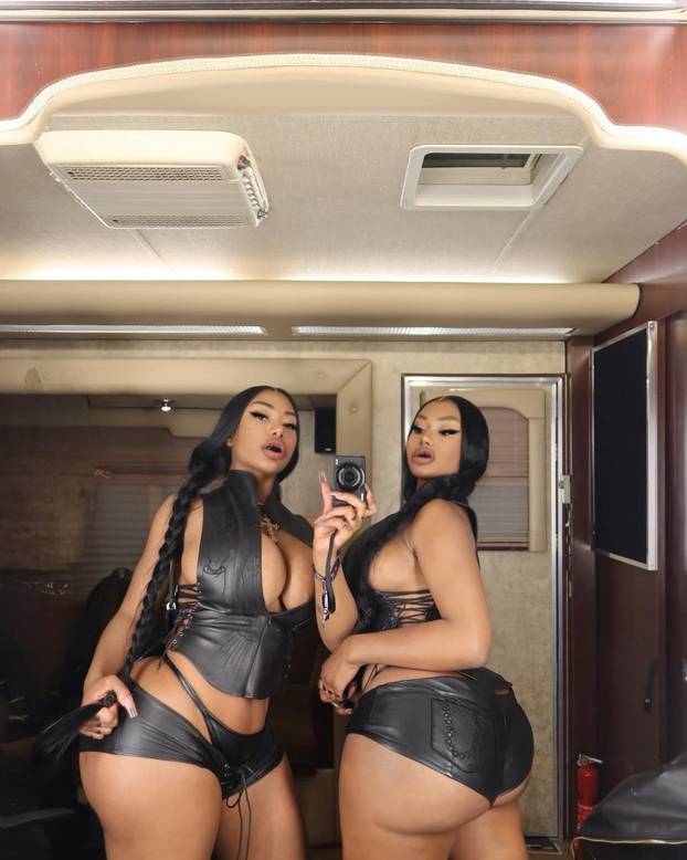 FOTO Jel' vidite duplo? Ne! Divlje blizanke ne vole odjeću, a jedna krade kreditne kartice...