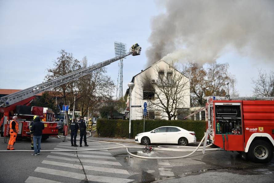 Zagreb: Vatrogasci gase požar na obiteljskoj kući u Maksimiru